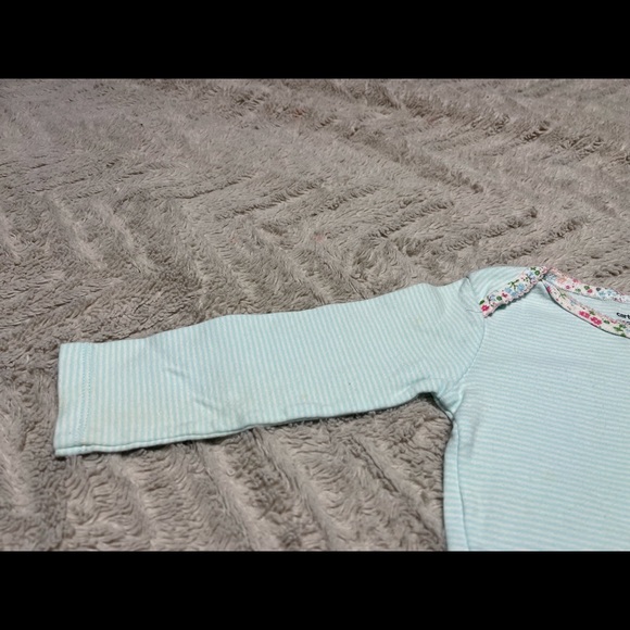 Carters 18 month long sleeve onesies. 1 with matching bottoms. - Picture 4 of 7